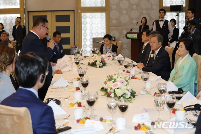 【타슈켄트(우즈베키스탄)=뉴시스】박진희 기자 = 우즈베키스탄을 국빈방문 중인 문재인 대통령과 부인 김정숙 여사가 20일(현지시각) 타슈켄트 한국문화예술의집에서 열린 동포오찬간담회에 참석해 김도윤 한인회장의 환영사를 경청하고 있다. 2019.04.20. pak7130@newsis.com