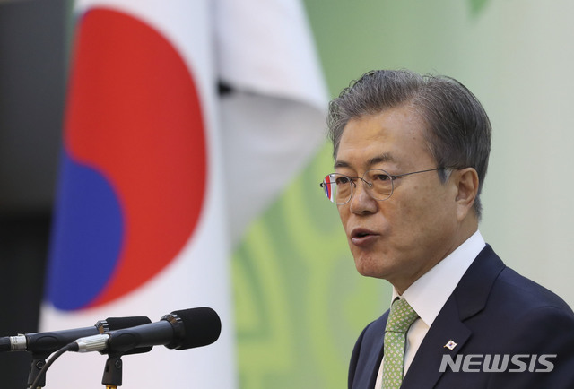 【타슈켄트(우즈베키스탄)=뉴시스】박진희 기자 = 우즈베키스탄을 국빈방문 중인 문재인 대통령이 20일(현지시각) 타슈켄트 한국문화예술의집에서 열린 동포오찬간담회에 참석해 격려사를 하고 있다. 2019.04.20. pak7130@newsis.com