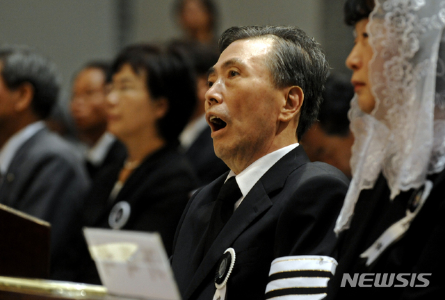 【서울=뉴시스】김선웅 기자 = 故 김대중 전 대통령의 장남 김홍일 전 의원이 20일 오후 5시께 별세했다. 향년 71세. 고인은 이날 오후 서울 서교동 자택에서 쓰러진 채 발견돼 신촌세브란스 병원으로 이송했지만 사망했다.  고인은 1948년 전남 목포 출생으로 15·16·17대 국회의원을 지냈다. 사진은 지난 2009년 8월 22일 명동성당에서 열린 故 김대중 전 대통령 장례미사에 참석한 고인의 모습. 2019.04.20. (사진=뉴시스DB) mangusta@newsis.com