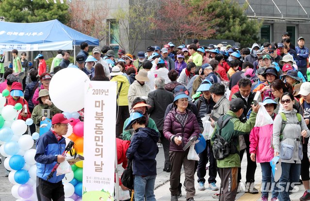 용인시 마북동민의 날 기념행사에서 주민들이 작품발표회를 둘러보고 있다.(사진제공=용인시마북동)