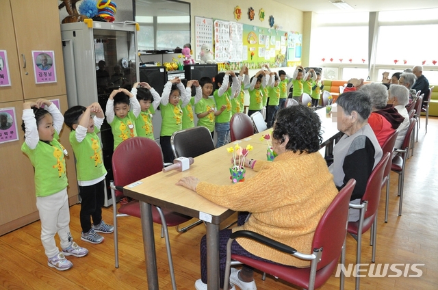 용인시처인노인복지관 부설 주간보호센터가 어린이집들과 연계해 ‘1·3세대 통합교실’ 프로그램을 진행하고 있다. (사진제공=처인노인복지관)