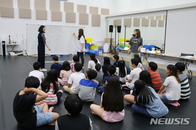 【수원=뉴시스】 김경호 기자= 경기 수원문화재단의 꿈다락 토요문화학교 '아트리움 감상체험학교(연극)'. 