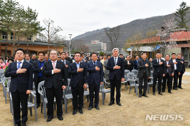 【정선=뉴시스】김태식 기자 = 21일 고한 정선군 사북민주항쟁동지회와 고한사북남면신동지역살리기공동추진위원회, 재단법인 3.3기념사업회가 사북 뿌리공원에서 사북민주항쟁 제39주년 기념식을 개최하고 있다.2019.04.21.(사진=정선군청 제공) photo＠newsis.com