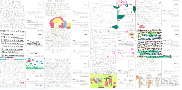【세종=뉴시스】변해정 기자 = 강원 산불 진화에 나섰던 소방관들을 응원하는 고사리손들의 편지가 훈훈함을 주고 있다. 사진은 지난 16일 세종시 소방청으로 배달된 경기 양평초등학교 학생들의 엽서. 2019.04.22. (사진= 소방청 제공) photo@newsis.com