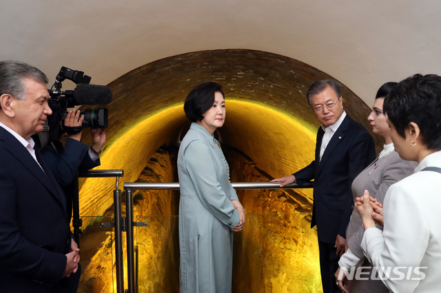 【사마르칸트(우즈베키스탄)=뉴시스】박진희 기자 = 우즈베키스탄을 국빈방문 중인 문재인 대통령과 부인 김정숙 여사와 샤프카트 미르지요예프 대통령 부부가 20일 오후(현지시각) 사무르칸트에서 울루그벡(Ulughbeg) 천문대를 관람하고 있다. 2019.04.21. pak7130@newsis.com