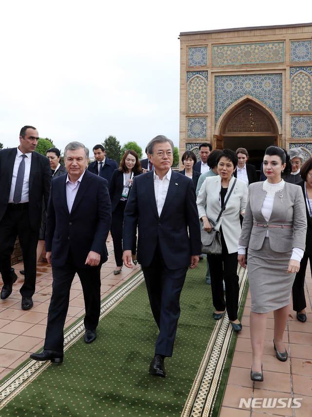 【사마르칸트(우즈베키스탄)=뉴시스】박진희 기자 = 우즈베키스탄을 국빈방문 중인문재인대통령과 샤프카트 미르지요예프 대통령 이 20일 오후 (현지시간) 울루그벡천문대 박물관으로 이동하고 있다. 2019.04.21. pak7130@newsis.com
