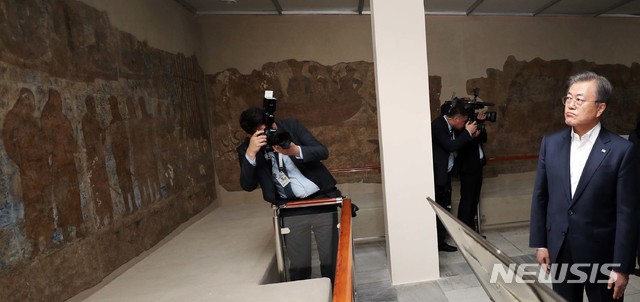 【사마르칸트(우즈베키스탄)=뉴시스】박진희 기자 = 우즈베키스탄을 국빈방문 중인 문재인 대통령이 20일 오후 (현지시각) 사마르칸트 아프로시압 박물관에서 7세기 바르후만 왕의 즉위식 외국 사절단 벽화에 담긴 '고구려 사신'으로 추정되는 인물 2명에 대해 설명을 듣고 있다. 2019.04.21.pak7130@newsis.com