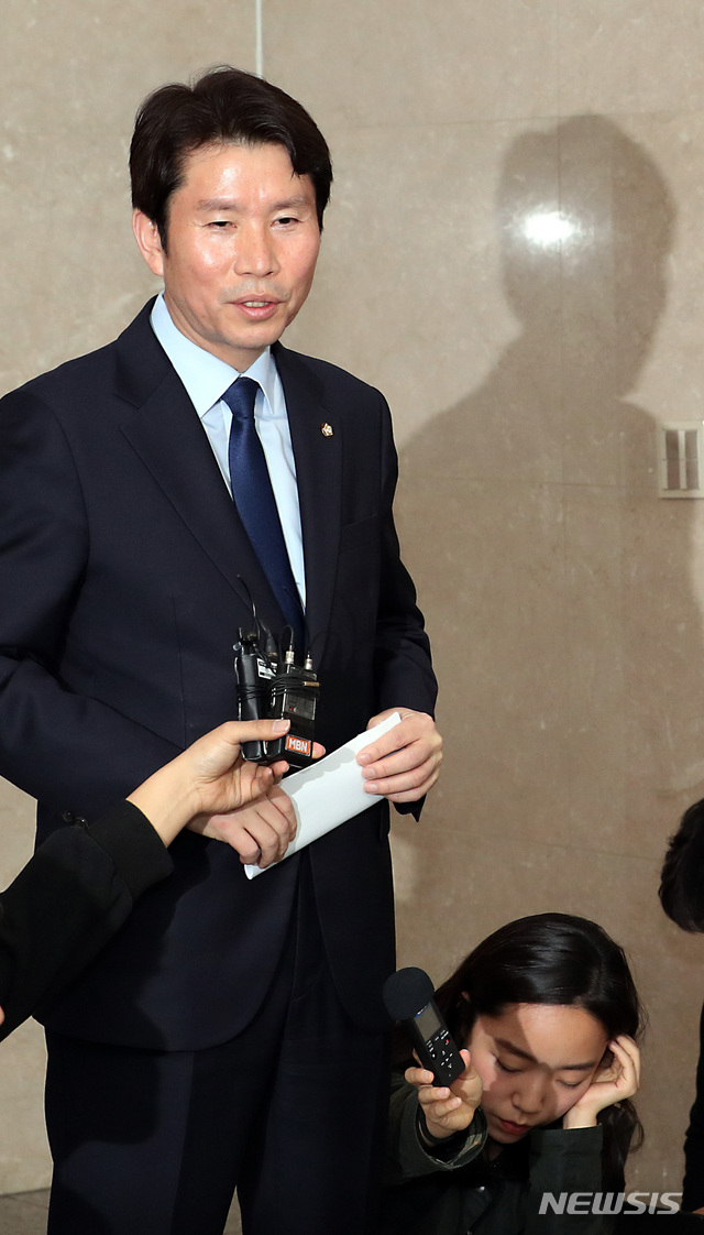 【서울=뉴시스】이종철 기자 = 21일 서울 여의도 국회 정론관에서 더불어민주당 이인영 의원이 원내대표 출마선언 기자회견을 한뒤 기자의 질문에 답을 하고 있다. 2019.04.21. jc4321@newsis.com