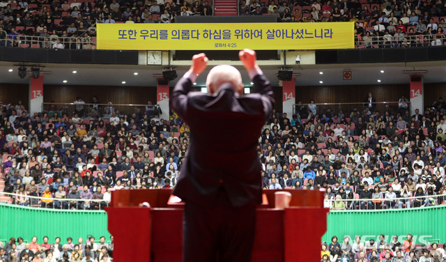 【서울=뉴시스】박주성 기자 = 21일 오전 서울 송파구 잠실실내체육관에서 열린 2019 한국교회 부활절 연합예배에서 참석자들이 박옥수 목사의 설교를 경청하고 있다.&nbsp;&nbsp; 한국기독교연합이 주최하고 기쁜소식선교회가 주관하는 이번 연합예배는 '예수 부활하셨네!'를 주제로 새벽 6시, 오전 10시, 오후 3시 총 3차례 진행되며 기쁜소식강남교회 박옥수 목사 주 강사로 예수부활의 의미를 전달한다. 2019.04.21. park7691@newsis.com