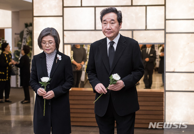 【서울=뉴시스】김진아 기자 = 이낙연 국무총리와 배우자 김숙희씨가 21일 오후 서울 서대문구 신촌세브란스 병원 장례식장에 마련된 故 김홍일 전 민주당 의원의 빈소에서 조문하고 있다. 2019.04.21.&nbsp; photo@newsis.com
