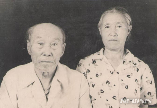 【누르술탄(카자흐스탄)=뉴시스】 박진희 기자 = 문재인 대통령이 21일 오후 카자흐스탄의 수도 누르술탄에서 현지에 안장되어 있던 계봉우·황운정 지사 부부의 유해 봉환식을 주관했다. 사진은 1919년 중국 상하이에 임시정부가 수립되자 북간도 대표로 임시의정원 의원으로 활동하였고, 1937년 중앙아시아로 강제 이주 후에도 민족교육에 전념해 '조선문법', '조선역사' 등을 집필한 계봉우 지사 부부의 생전 모습. 2019.04.21. (사진=청와대 제공) photo@newsis.com