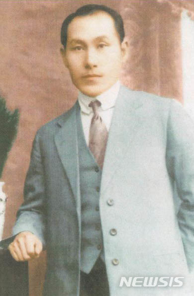 【누르술탄(카자흐스탄)=뉴시스】 박진희 기자 = 문재인 대통령이 21일 오후 카자흐스탄의 수도 누르술탄에서 현지에 안장되어 있던 계봉우·황운정 지사 부부의 유해 봉환식을 주관했다. 사진은 1919년 중국 상하이에 임시정부가 수립되자 북간도 대표로 임시의정원 의원으로 활동하였고, 1937년 중앙아시아로 강제 이주 후에도 민족교육에 전념해 '조선문법', '조선역사' 등을 집필한 계봉우 지사의 생전 모습. 2019.04.21. (사진=청와대 제공) photo@newsis.com