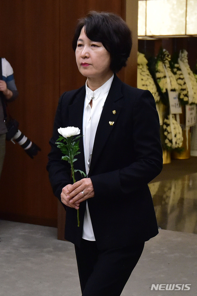 【서울=뉴시스】김진아 기자 = 더불어민주당 추미애 전 대표가 21일 서울 서대문구 세브란스병원장례식장에 마련된 김대중 전 대통령 장남인 故 김홍일 전 의원 빈소를 찾아 조문을 하고 있다. 2019.04.21.&nbsp; photo@newsis.com