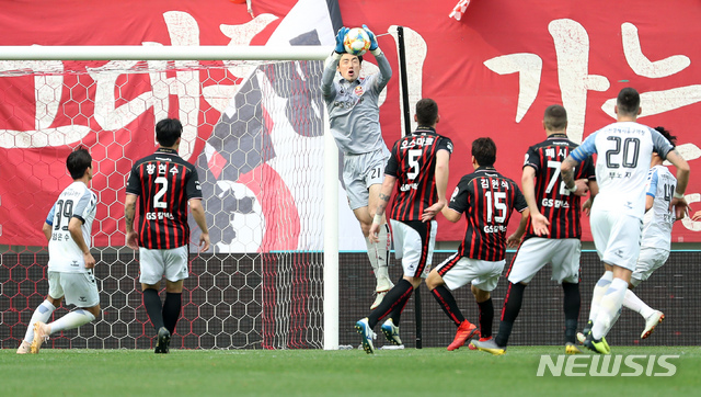 【서울=뉴시스】이윤청 수습기자 = 21일 오후 서울 마포구 상암월드컵경기장에서 열린 K리그1 2019 FC서울 대 인천 유나이티드의 경기, 전반 인천 정산이 선방하고 있다. 2019.04.21. radiohead@newsis.com