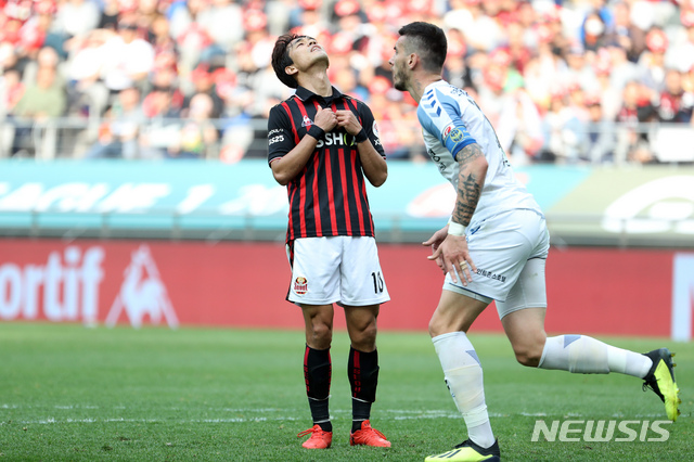 【서울=뉴시스】이윤청 수습기자 = 21일 오후 서울 마포구 상암월드컵경기장에서 열린 K리그1 2019 FC서울 대 인천 유나이티드의 경기, 전반 서울 박주영이 슛 실패 후 아쉬워하고 있다. 2019.04.21.&nbsp; radiohead@newsis.com