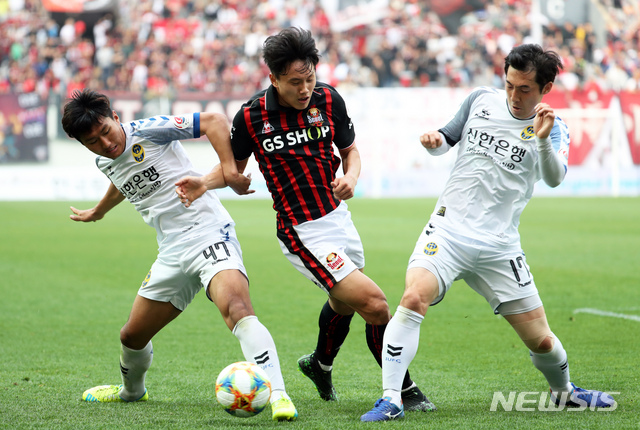 【서울=뉴시스】이윤청 수습기자 = 21일 오후 서울 마포구 상암월드컵경기장에서 열린 K리그1 2019 FC서울 대 인천 유나이티드의 경기, 전반 서울 조영욱이 드리블 돌파를 시도하고 있다. 2019.04.21. radiohead@newsis.com