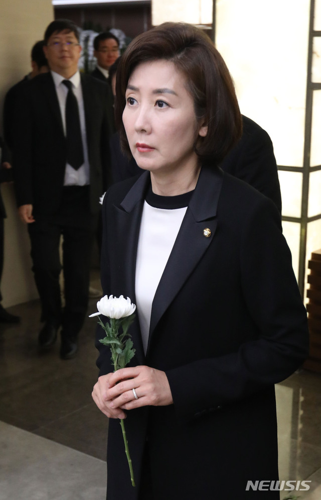 【서울=뉴시스】추상철 기자 = 자유한국당 나경원 원내대표가 21일 오후 서울 서대문구 세브란스 병원 장례식장에 마련된 고 김홍일 전 민주당 의원의 빈소에서 조문을 하고 있다.2019.04.21.&nbsp; photo@newsis.com