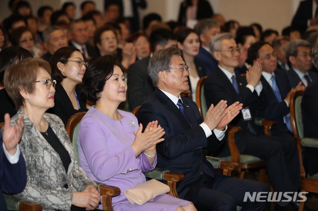 【알마티(카자흐스탄)=뉴시스】박진희 기자 = 카자흐스탄을 국빈방문 중인 문재인 대통령과 부인 김정숙 여사가 21일 오후(현지시각) 카자흐스탄 알마티 국립 고려극장에서 홍범도 장군을 비롯한 강제이주 고려인의 애환을 담은 ‘기억’ 공연을 관람하며 박수를 보내고 있다. 2019.04.21. pak7130@newsis.com