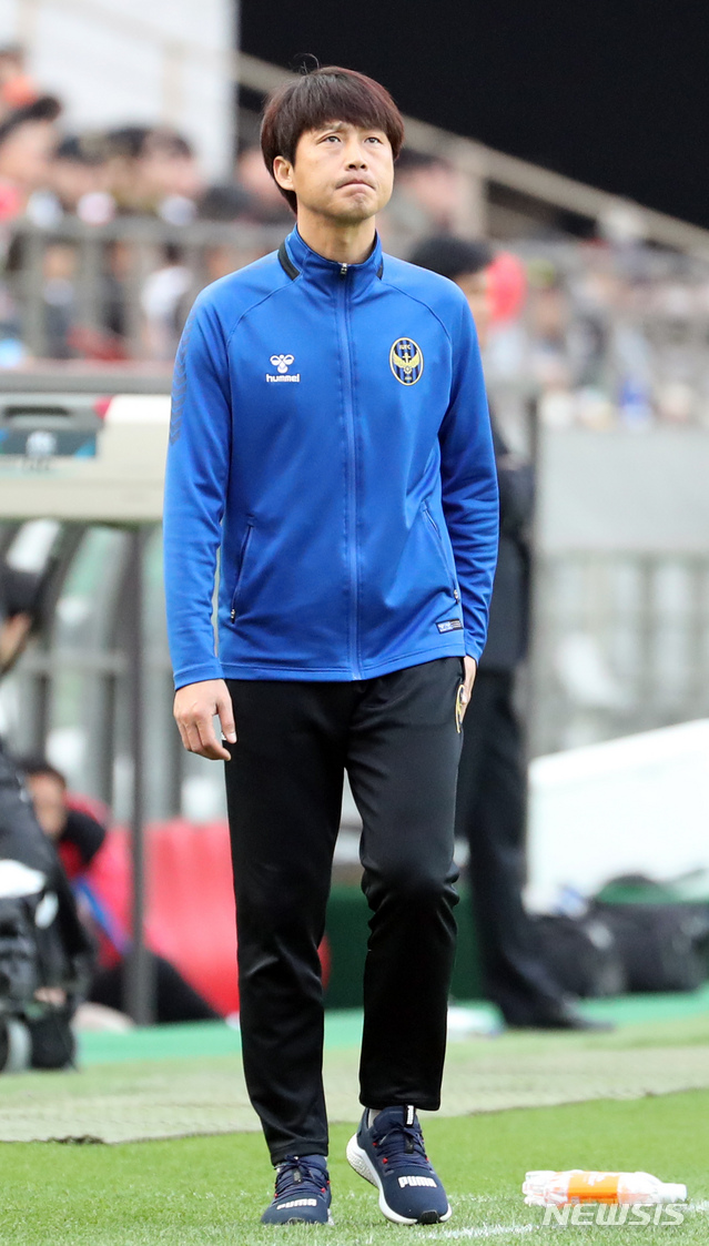 【서울=뉴시스】이윤청 수습기자 = 21일 오후 서울 마포구 상암월드컵경기장에서 열린 K리그1 2019 FC서울 대 인천 유나이티드의 경기, 인천 임중용 감독대행이 생각에 잠겨 있다. 2019.04.21. radiohead@newsis.com