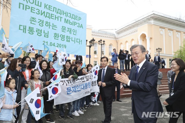 【알마티(카자흐스탄)=뉴시스】 박진희 기자 = 카자흐스탄을 순방 중인 문재인 대통령이 21일 오후(현지시각) 카자흐스탄 알마티 국립아카데미 고려극장 앞 환영 나온 한인회 교민들에게 박수를 보내고 있다. 2019.04.21. pak7130@newsis.com