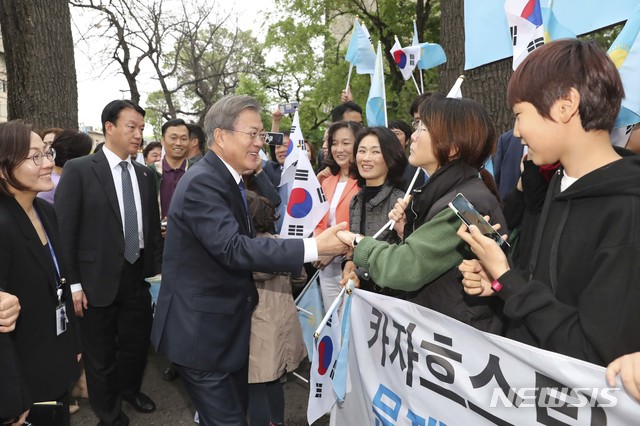 【알마티(카자흐스탄)=뉴시스】 박진희 기자 = 카자흐스탄을 순방 중인 문재인 대통령이 21일 오후(현지시각) 카자흐스탄 알마티 국립아카데미 고려극장 앞 환영 나온 한인회 교민들과 인사를 나누고 있다. 2019.04.21. pak7130@newsis.com