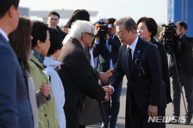 【누르술탄(카자흐스탄)=뉴시스】박진희 기자 = 카자흐스탄을 국빈방문 중인 문재인 대통령이 21일 오후(현지시각) 카자흐스탄 누르술탄 국제공항에서 열린 3·1 운동·임시정부 수립 100주년을 맞아 독립운동가 계봉우·황운정 지사 유해 봉환식에서 참석자와 인사하고 있다. 2019.04.21.&nbsp; pak7130@newsis.com 