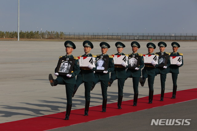 【누르술탄(카자흐스탄)=뉴시스】박진희 기자 = 21일 오후(현지시각) 카자흐스탄 누르술탄 국제공항에서 3·1 운동·임시정부 수립 100주년을 맞아 독립운동가 계봉우·황운정 지사 유해 봉환식이 열리고 있다. 2019.04.21.&nbsp; pak7130@newsis.com 