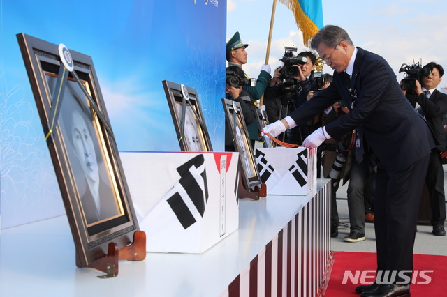 【누르술탄(카자흐스탄)=뉴시스】박진희 기자 = 카자흐스탄을 국빈방문 중인 문재인 대통령이 21일 오후(현지시각) 카자흐스탄 누르술탄 국제공항에서 3·1 운동·임시정부 수립 100주년을 맞아 독립운동가 계봉우 지사께 건국훈장 독립장 헌정하고 있다. 2019.04.21. pak7130@newsis.com