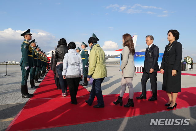 【누르술탄(카자흐스탄)=뉴시스】박진희 기자 = 카자흐스탄을 국빈방문 중인 문재인 대통령과 부인 김정숙 여사가 21일 오후(현지시각) 카자흐스탄 누르술탄 국제공항에서 3·1 운동·임시정부 수립 100주년을 맞아 독립운동가 계봉우·황운정 지사 유해 봉환식에 참석해 유족 뒤를 따라가고 있다. 2019.04.21.&nbsp; pak7130@newsis.com