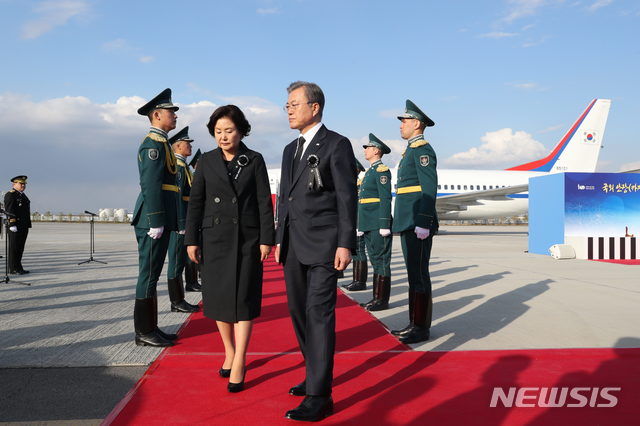 【누르술탄(카자흐스탄)=뉴시스】박진희 기자 = 카자흐스탄을 국빈방문 중인 문재인 대통령과 부인 김정숙 여사가 21일 오후(현지시각) 카자흐스탄 누르술탄 국제공항에서 3·1 운동·임시정부 수립 100주년을 맞아 독립운동가 계봉우·황운정 지사 유해 봉환식에 참석한 후 식장을 나서고 있다. 2019.04.21.&nbsp; pak7130@newsis.com