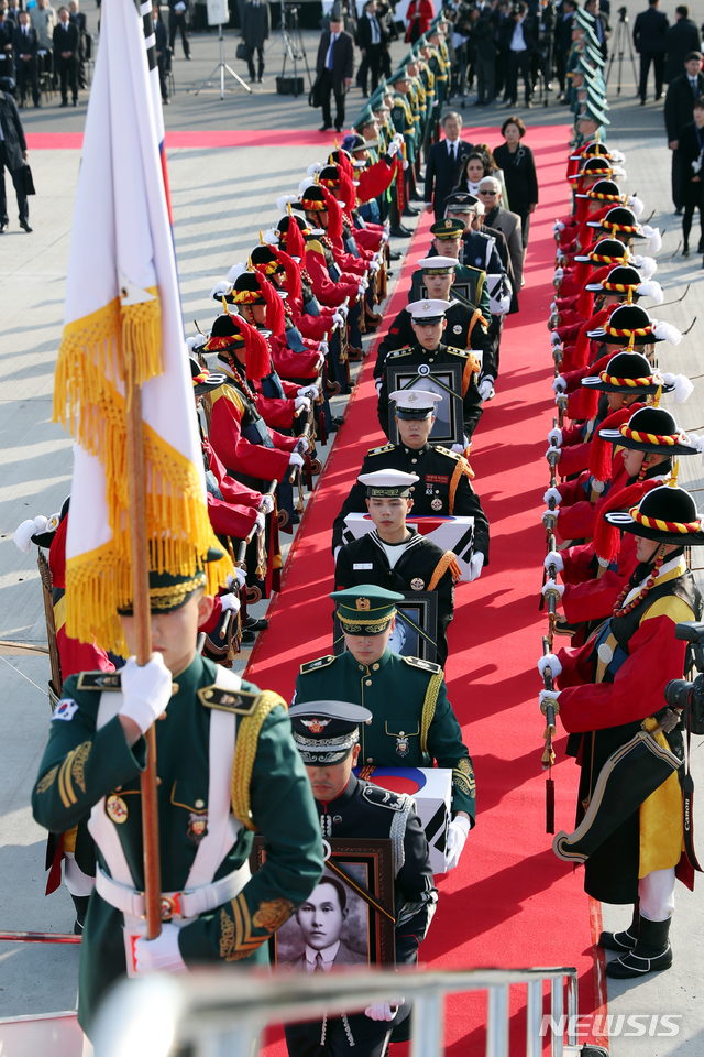 【누르술탄(카자흐스탄)=뉴시스】박진희 기자 = 21일 오후(현지시간) 카자흐스탄 누르술탄 국제공항에서 열린 국외 안장(카자흐스탄) 독립유공자 유해 봉환식에서 의장대가 애국지사 계봉우 지사 내외와 황운정 지사 내외의 유해를 들고 문재인 대통령과 김정숙 여사가 지켜보는 가운데 공군2호기로 승기하고 있다. 2019.04.21.&nbsp; pak7130@newsis.com 