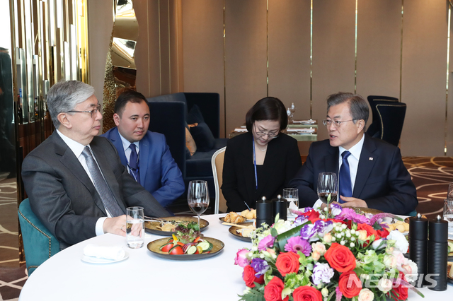 【누르술탄(카자흐스탄)=뉴시스】박진희 기자 = 카자흐스탄을 국빈방문 중인 문재인 대통령이 21일 오후(현지시각) 카자흐스탄 누르술탄에 마련된 숙소에서 카심-조마르트 토카예프 대통령과 환담을 나누고 있다. 2019.04.21. pak7130@newsis.com