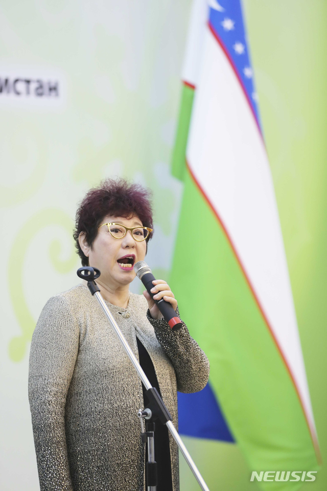 【타슈켄트(우즈베키스탄)=뉴시스】박진희 기자 = 20일 (현지시간) 우즈베키스탄 타슈켄트 한국문화예술의 집에서 열린 동포 오찬 간담회에서 가수 양희은이 노래를 부르고 있다. 2019.04.21. (사진=청와대 제공)pak7130@newsis.com