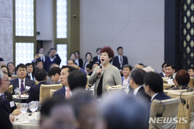 【타슈켄트(우즈베키스탄)=뉴시스】박진희 기자 = 20일 (현지시간) 우즈베키스탄 타슈켄트 한국문화예술의 집에서 열린 동포 오찬 간담회에서 가수 양희은이 노래를 부르고 있다. 2019.04.21. (사진=청와대 제공)pak7130@newsis.com