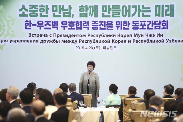 【타슈켄트(우즈베키스탄)=뉴시스】박진희 기자 = 20일 (현지시간) 우즈베키스탄 타슈켄트 한국문화예술의 집에서 열린 동포 오찬 간담회에서 가수 양희은이 노래를 부르고 있다. 2019.04.21. (사진=청와대 제공)pak7130@newsis.com