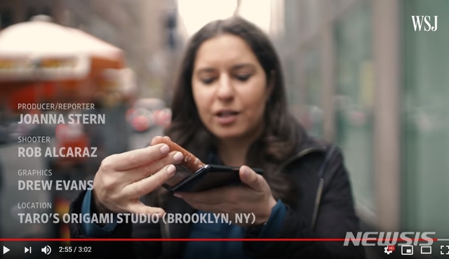 【서울=뉴시스】월스트리트저널(WSJ)이 유튜브 채널에 삼성전자 갤럭시 폴드를 조롱하는 리뷰 영상을 올렸다. 영상에선 과학분야 칼럼니스트 조애나 스턴이 "접고 싶다면 이걸 접어라"라며 종이접기를 하거나 소시지를 끼운 빵을 접는 장면이 등장한다. 사진은 유튜브 화면 캡쳐. 2019.04.22. 