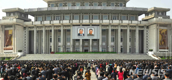 【서울=뉴시스】북한은 지난주부터 전국적으로 각 시도단위로 '자력갱생 결의대회'를 개최하고 있다. 사진은 북한 노동신문이지난 4월22일자에 게재한 결의대회 모습. (출처=노동신문 캡쳐) 2019.04.22.