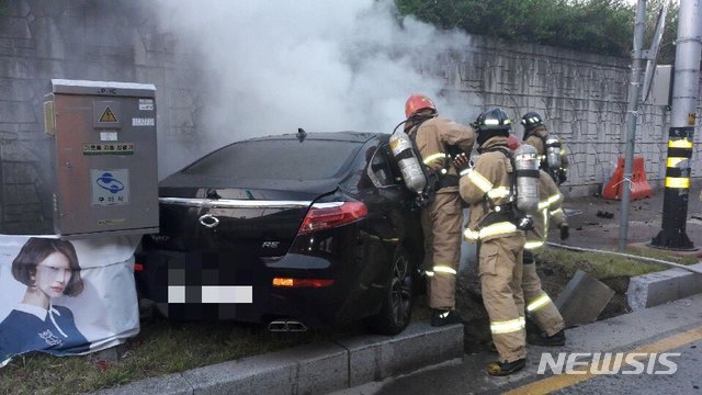 22일 오전 5시41분께 구미시 양호동 금호공대 진입교차로 인근에서 금오공대 방향으로 주행 중이던 SM7 승용차에서 불이 나 13분만에 꺼졌다.