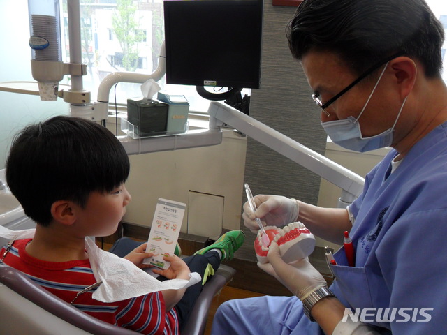 【서울=뉴시스】서울시가 초등학교 4학년 학생과 지역센터 아동(18세 미만)의 구강관리를 해주는 '학생·아동 치과주치의' 사업을 올해는 초등 1학년 학생, 특수학교·장애인 복지시설 아동까지 확대 실시한다. 2019.04.22. (사진=서울시 제공)