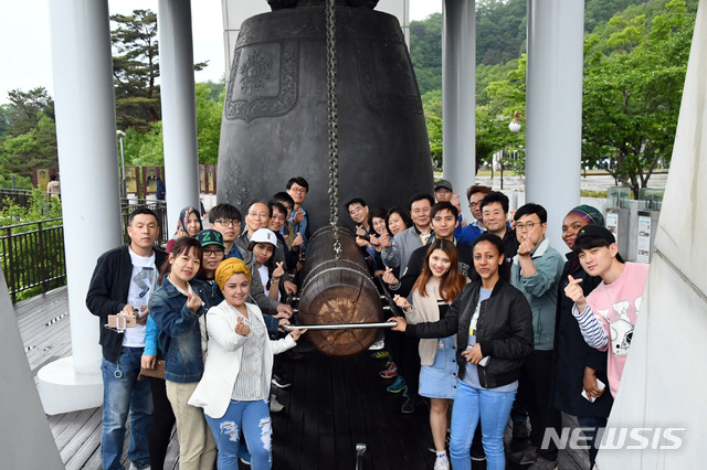 (사진은 지난해 평화의 댐을 찾은 외국인)