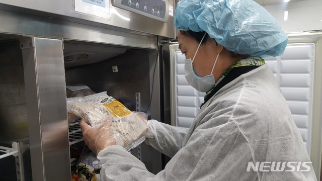 【서울=뉴시스】 영등포구 어린이급식소 식품안전 컨설팅. 2019.04.22. (사진=영등포구 제공)