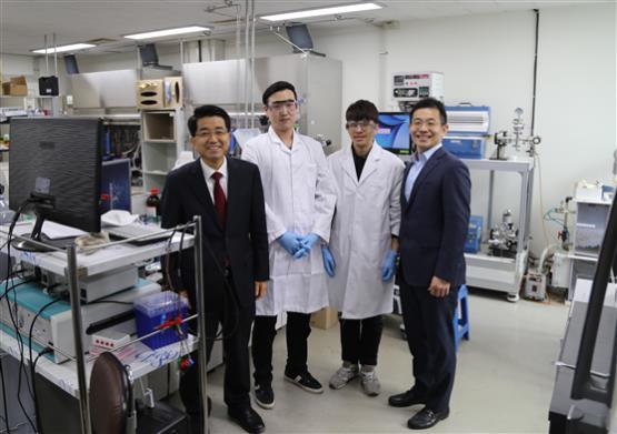 【서울=뉴시스】이번 연구에 참여한 연구진의 모습. (왼쪽부터) 현택환 IBS 나노입자 연구단 단장(공동 교신저자), 이병훈 IBS 나노입자 연구단 연구원(공동 제1저자), 박승학 서울대 연구원(공동 제1저자), 남기태 미래소재디스커버리 d-오비탈 제어 소재 연구단 연구단장(공동 교신저자)의 모습. (사진=IBS 제공)