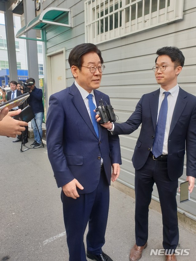 【성남=뉴시스】 이병희 기자 = 이재명 경기도지사가 22일 오후 1시25분께 성남시 수정구 수원지방법원 성남지원 에서 열린 19차 공판에 출석하고 있다. 이 지사는 이날 심경을 묻는 취재진의 질문에 “드릴 말씀이 없다”고 말한 뒤 법정 안으로 들어갔다. 2019.04.22. heee9405@naver.com