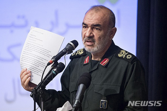 【테헤란(이란)=AP/뉴시스】미국이 이란 혁명수비대를 테러 단체로 지정한 후 새 혁명수비대 사령관으로 임명된 호세인 살라미가 연설하고 있다. 사진은 이란혁명수비대 웹사이트에 실린 것이다. 이란 의회는 23일 전세계의 모든 미군을 테러리스트로 규정하는 법안을 채택했다. 법안은 또 구체적 내용을 밝히지 않은 채 사우디아라비아와 이스라엘 등 미국을 지지하는 국가들에 대한 행동을 취하도록 촉구했다. 2019.4.23