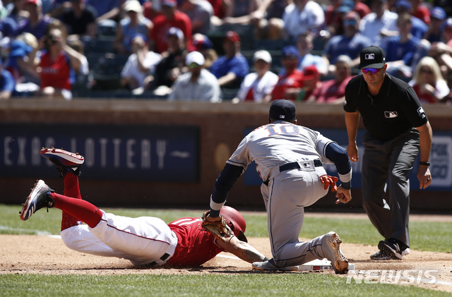 【알링턴=AP/뉴시스】텍사스 레인저스의 추신수(왼쪽)가 21일(현지시간) 미 텍사스주 알링턴 글로브라이프파크에서 열린 2019 메이저리그(MLB) 휴스턴 애스트로스와의 경기 3회 볼넷으로 걸어 나가 견제에 귀루하고 있다. 추신수는 1번 타자 우익수로 선발 출전해 3타수 1안타 2볼넷을 기록했고 텍사스는 11-10으로 신승했다. 2019.04.22.