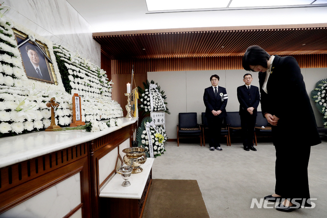 【서울=뉴시스】김병문 수습기자 = 22일 오전 서울 서대문구 신촌 세브란스병원 장례식장에 마련된 고 김홍일 전 민주당 의원의 빈소에서 정의당 이정미 대표가 조문을 하고 있다. 2019.04.22.&nbsp; dadazon@newsis.com