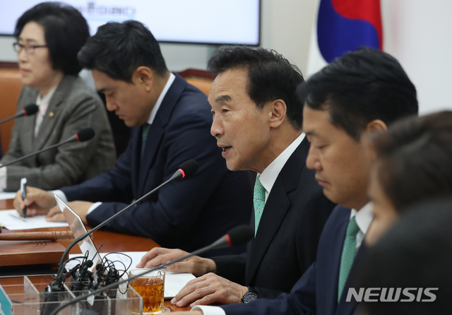 【서울=뉴시스】고승민 기자 = 22일 서울 여의도 국회에서 열린 바른미래당 제88차 최고위원회의에서 손학규 대표가 모두발언하고 있다. 이날도 최고위원 3명(하태경, 권은희, 이준석)은 불참했다. 2019.04.22.kkssmm99@newsis.com