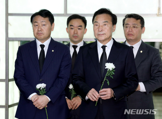 【서울=뉴시스】김병문 수습기자 = 바른미래당 손학규 대표와 김관영 원내대표가 22일 오전 서울 서대문구 신촌 세브란스병원 장례식장에 마련된 고 김홍일 전 민주당 의원의 빈소에 들어서고 있다. 2019.04.22.&nbsp; dadazon@newsis.com