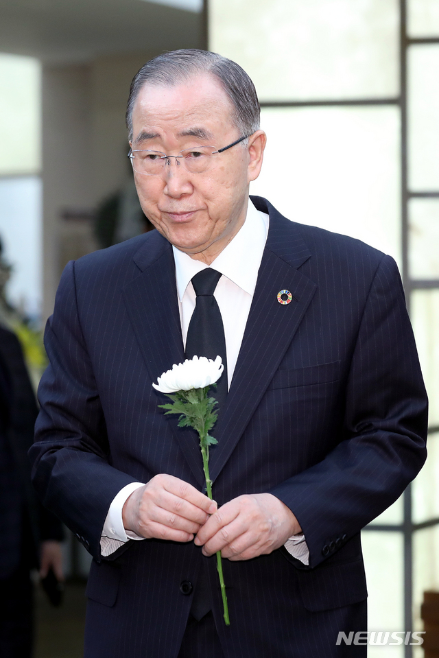 【서울=뉴시스】김병문 수습기자 = 반기문 전 유엔사무총장이 22일 오전 서울 서대문구 신촌 세브란스병원 장례식장에 마련된 고 김홍일 전 민주당 의원의 빈소에 들어서고 있다. 2019.04.22.&nbsp; dadazon@newsis.com