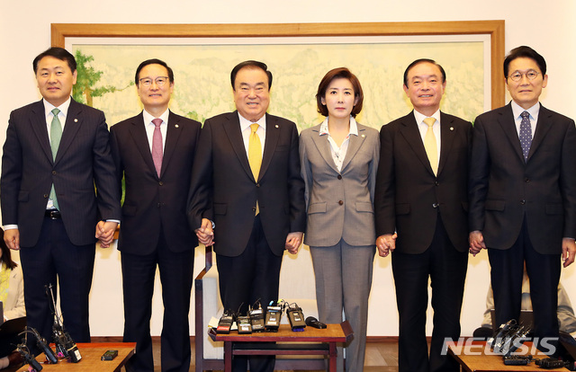 【서울=뉴시스】이종철 기자 = 22일 서울 여의도 국회에서 열린 국회의장-5당 원내대표 회동에 참석한 문희상 국회의장과 더불어민주당 홍영표, 자유한국당 나경원, 바른미래당 김관영, 민주평화당 장병완, 정의당 윤소하 원내대표가 서로 손을 맞잡고 포즈를 취하고 있다. 2019.04.22. jc4321@newsis.com